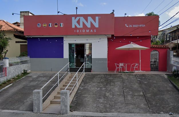 Fachada da escola KNN Idiomas Volta Redonda.