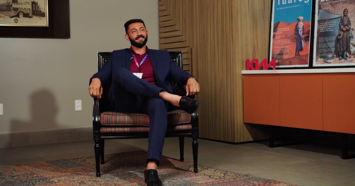 Franqueado Claudeilson, da KNN São Raimundo Nonato, sentado em uma cadeira no momento da entrevista para o time da KNN Franchising.