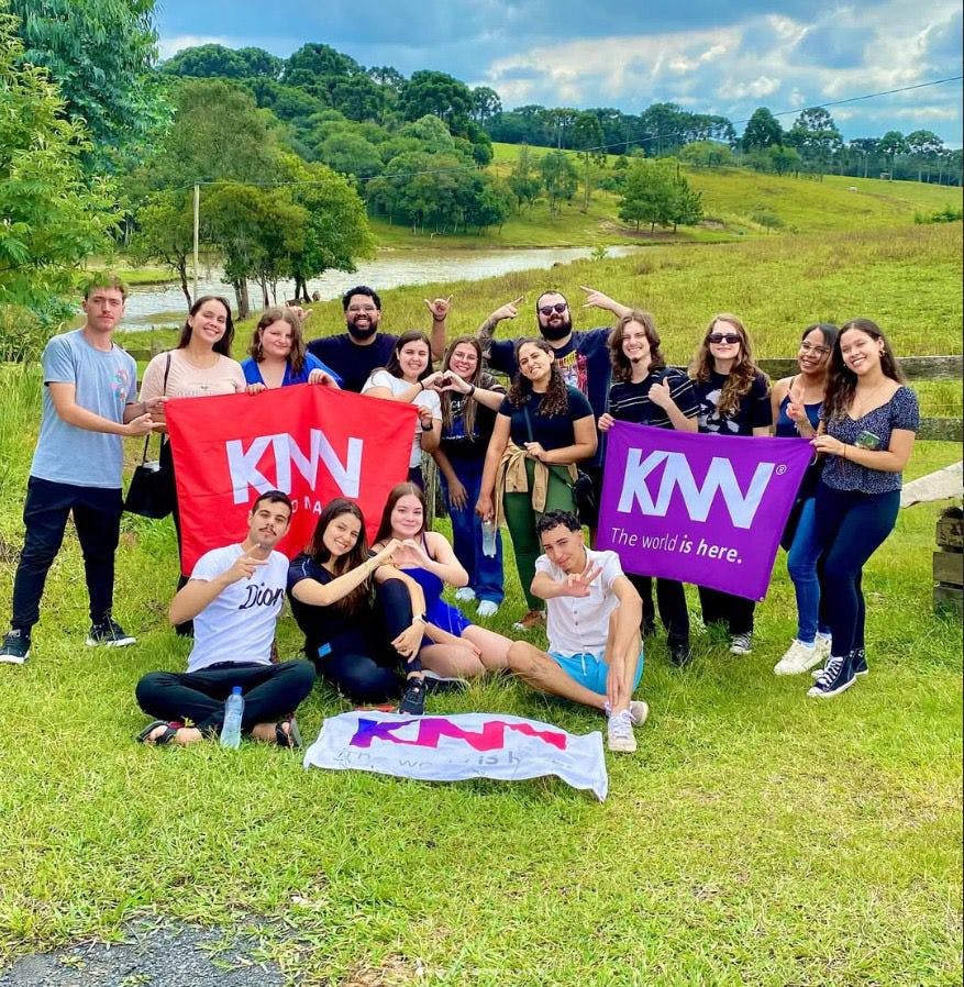 Alunos, franqueado e colaboradores da KNN Idiomas.