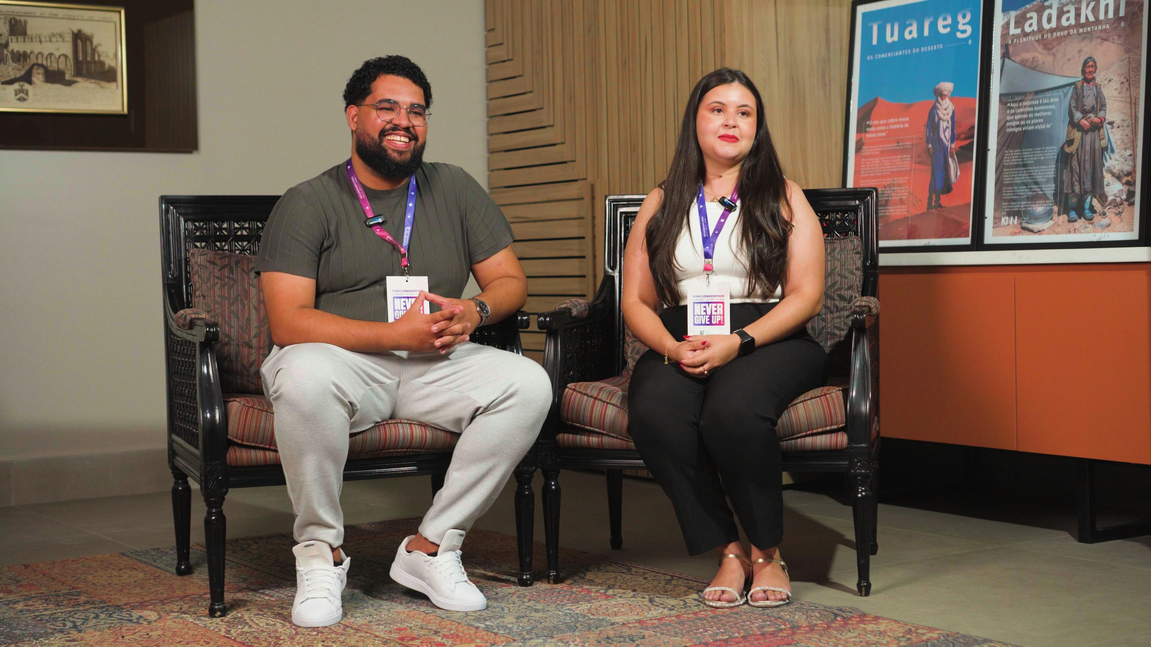 Franqueados Filipe e Sarah concedendo entrevista para o time de comunicação da KNN Idiomas.