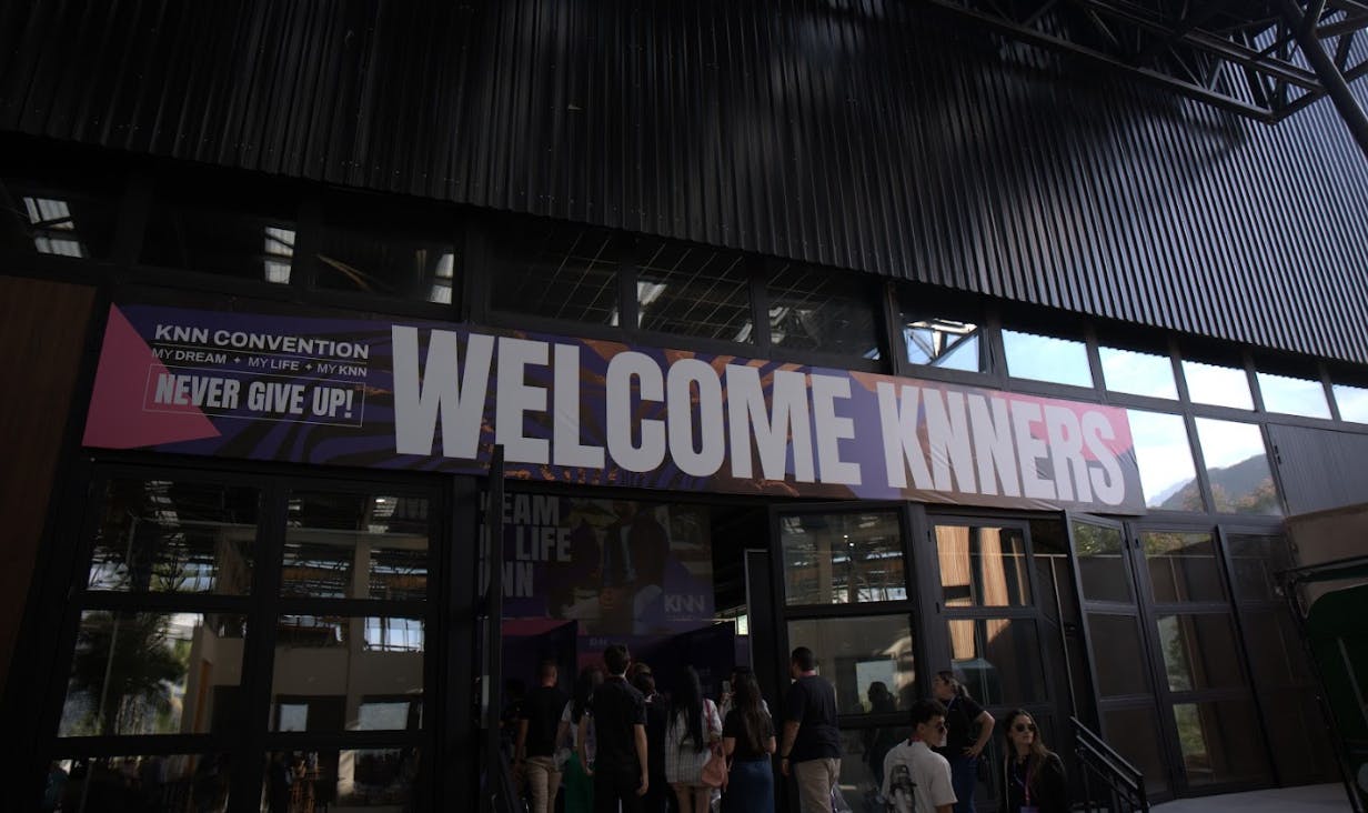 Banner da KNN Idiomas escrito "Welcome KNNers".