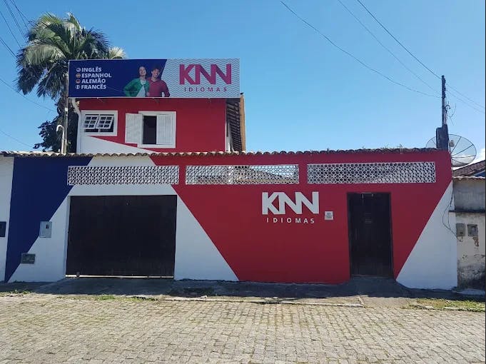 Foto da fachada da escola KNN Idiomas Paraty, no estado do Rio de Janeiro.