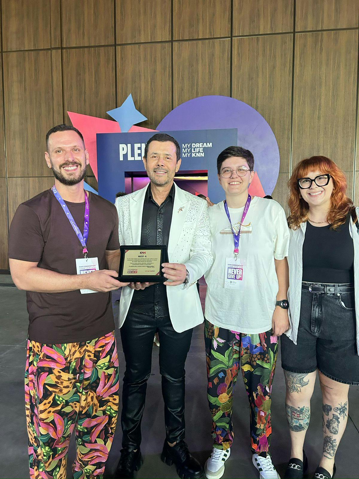 Foto dos franqueados Jéssica, Gabriela e Ronaldo, junto com o fundador e CEO do KNN Group, Reginaldo Boeira.