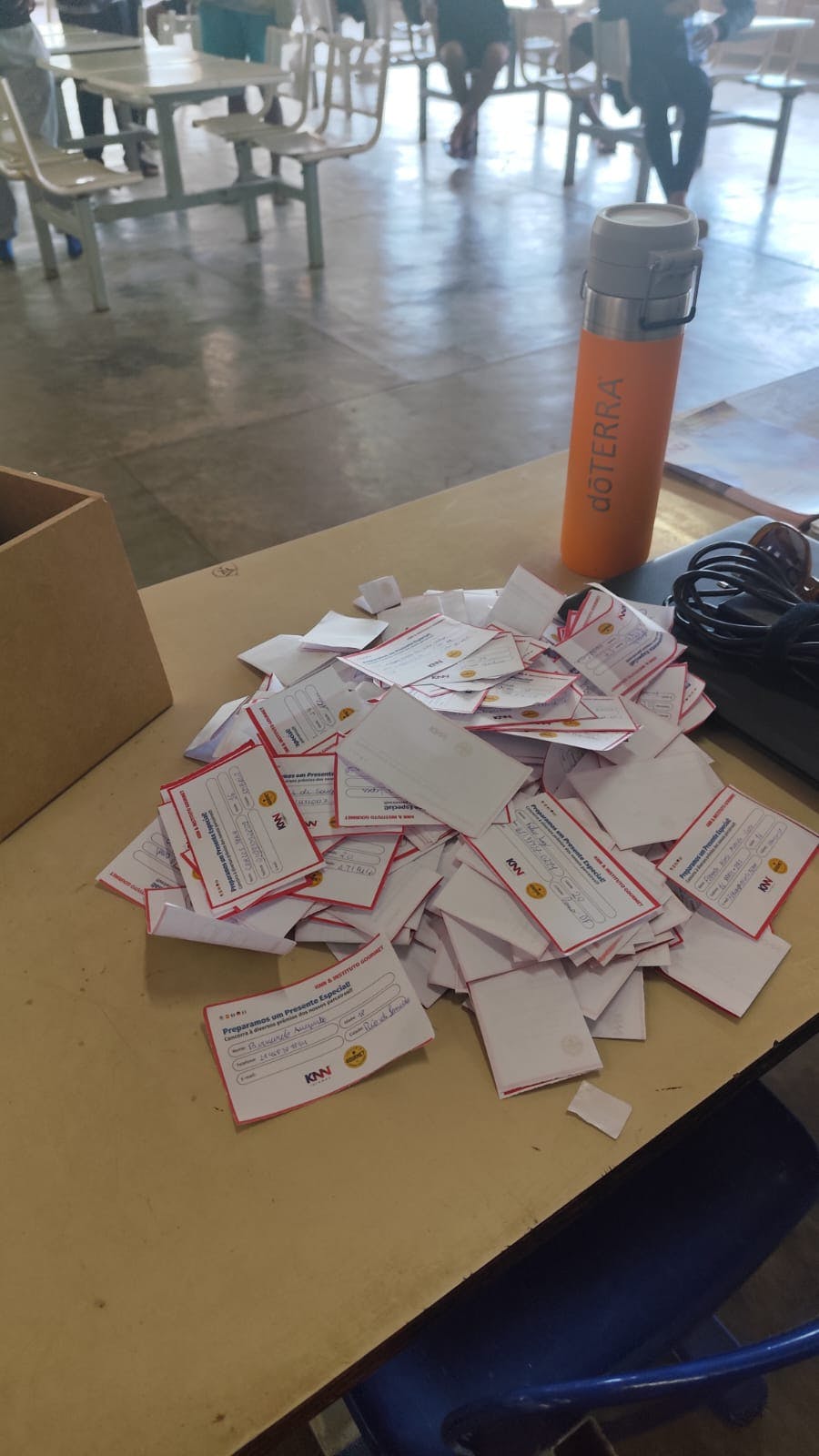Foto de diversos cupons coletados pelo time comercial da KNN Idiomas Atibaia.
