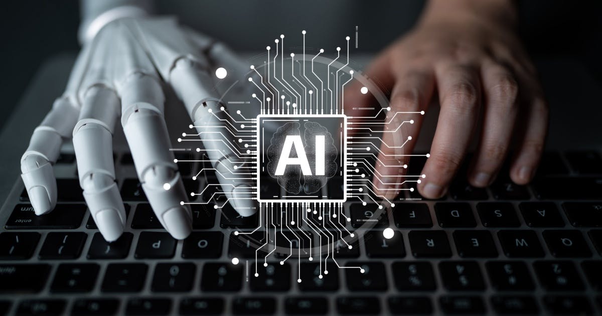 Imagem com duas mãos digitando em um teclado: uma é de um ser humano e a outra é de um robô. Ao centro, uma logo escrito "AI".