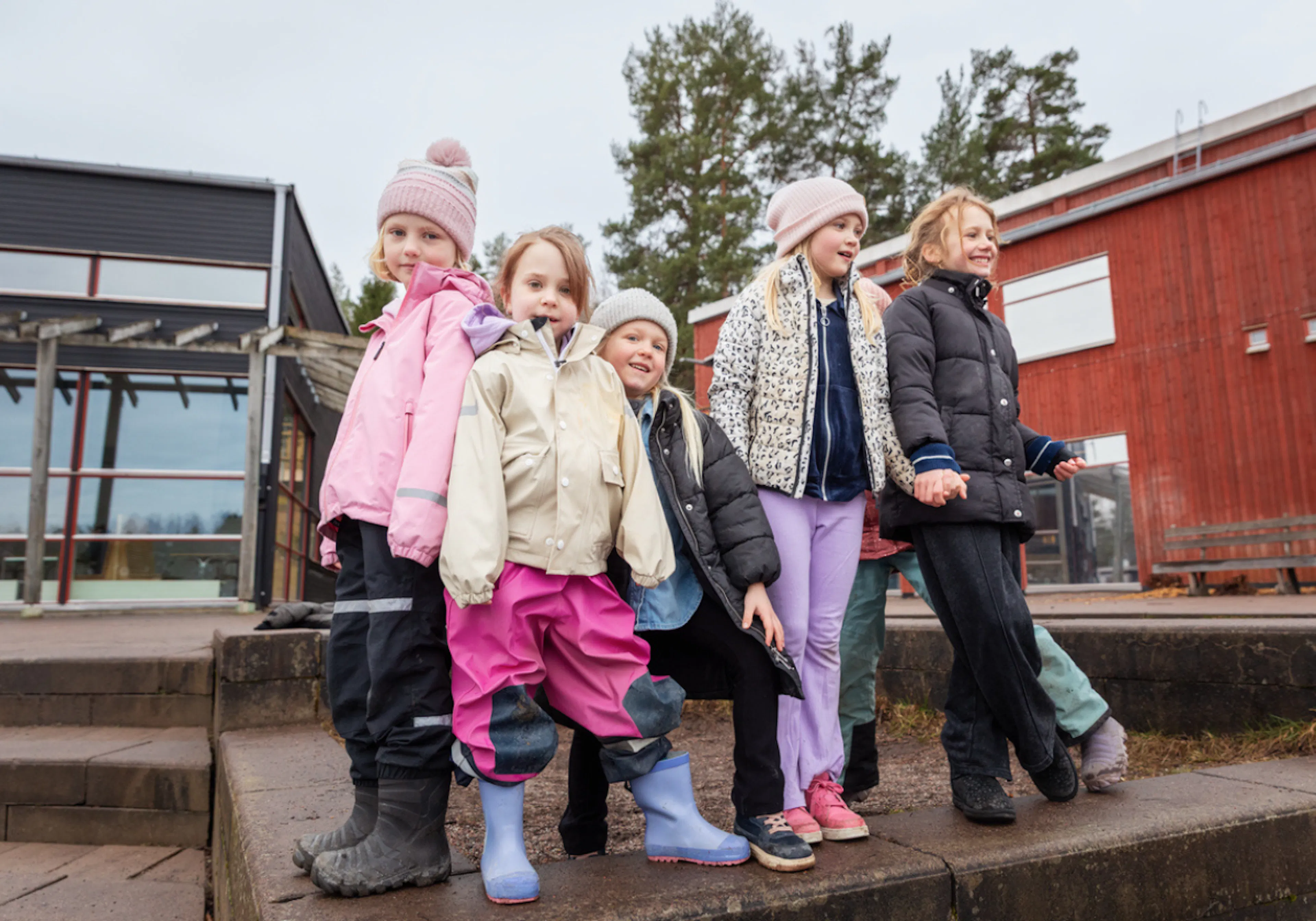 Glada barn på skolgård.