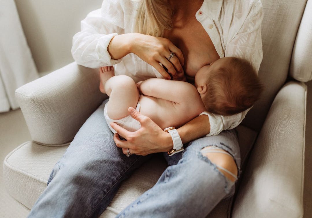 kvinna ammar bebis