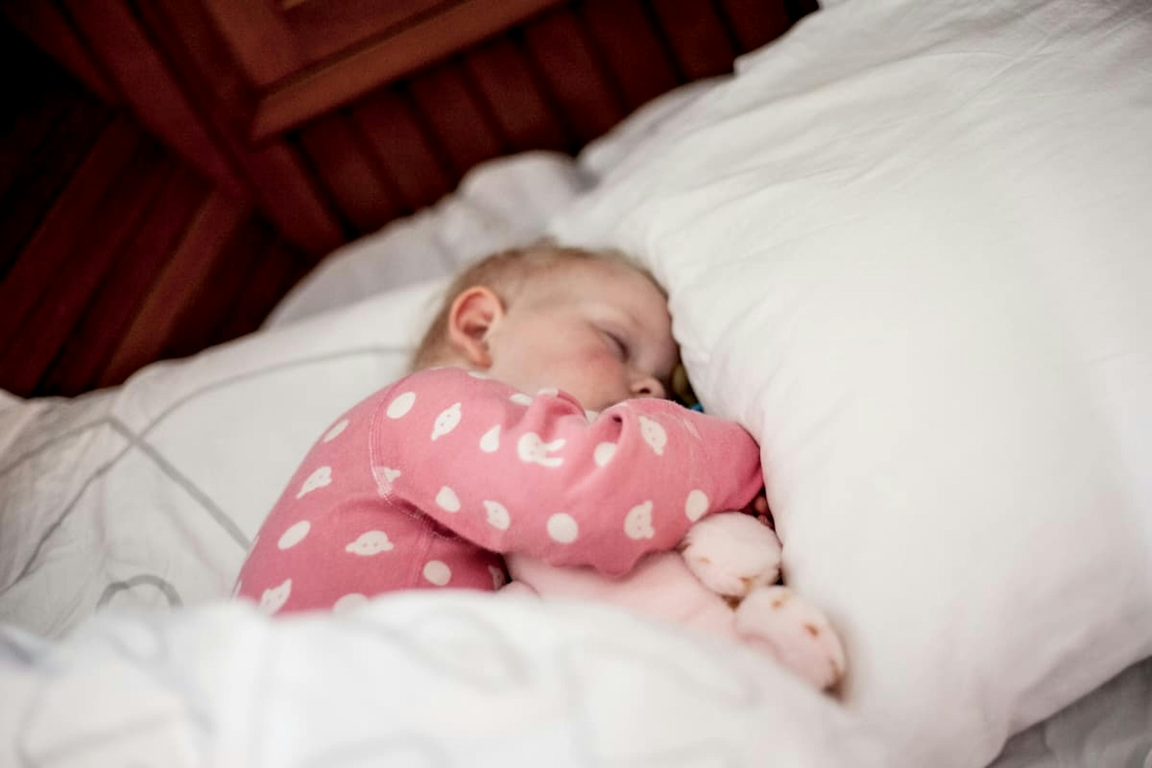 flicka sover