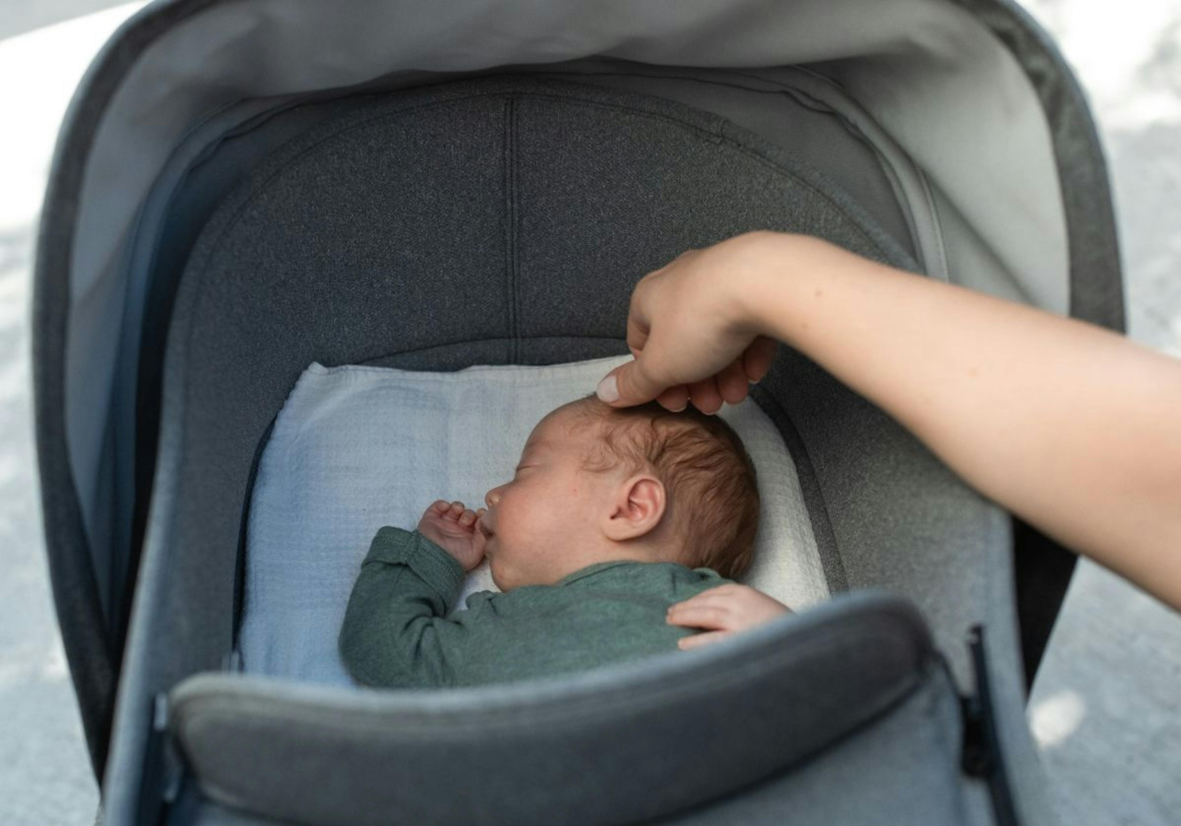 bebis som sover i vagn