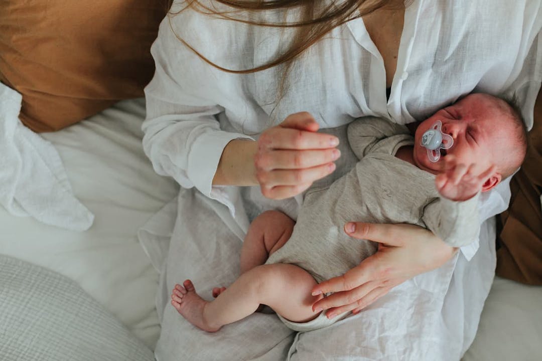 bebis som gråter i mammas famn