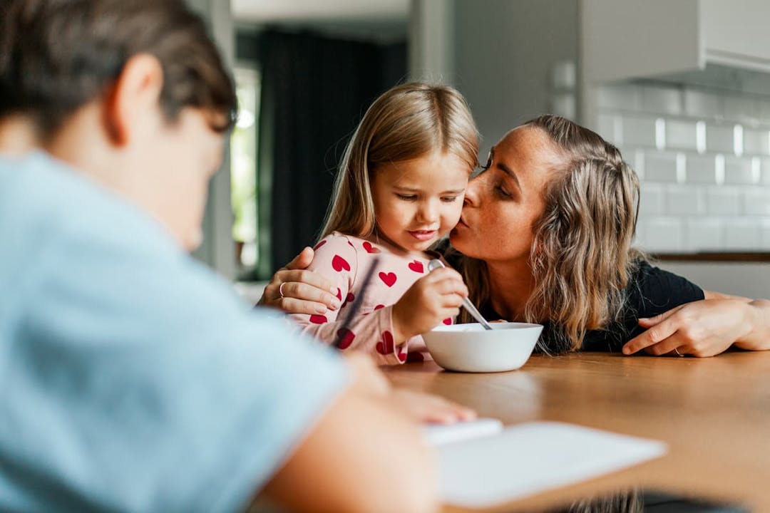 mamma och dotter vid frukostbordet