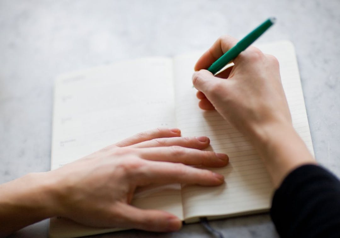 händer som skriver