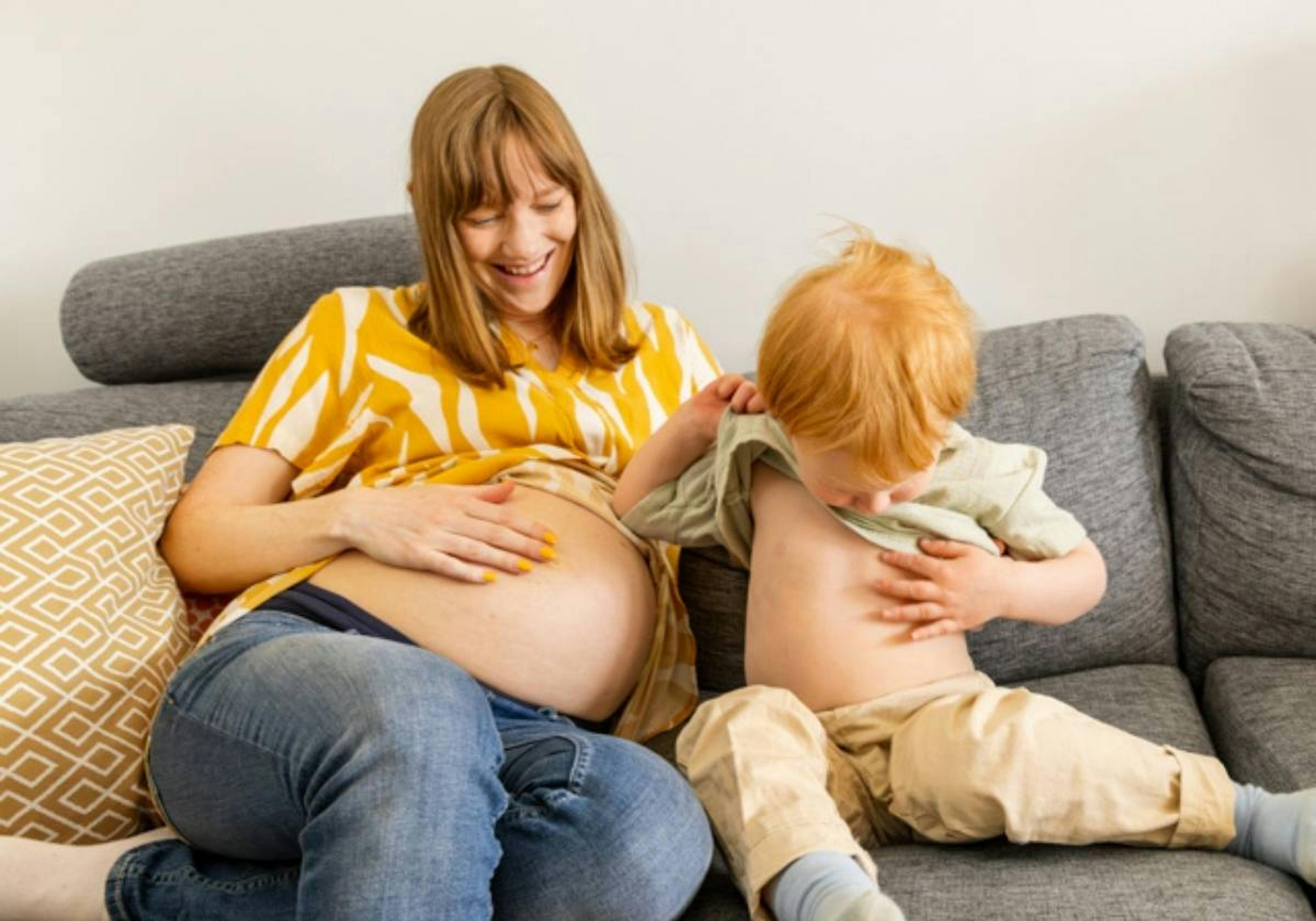 Barn och mamma i soffa