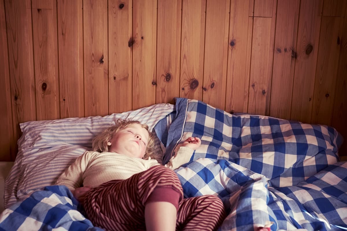 flicka sover i pyjamas