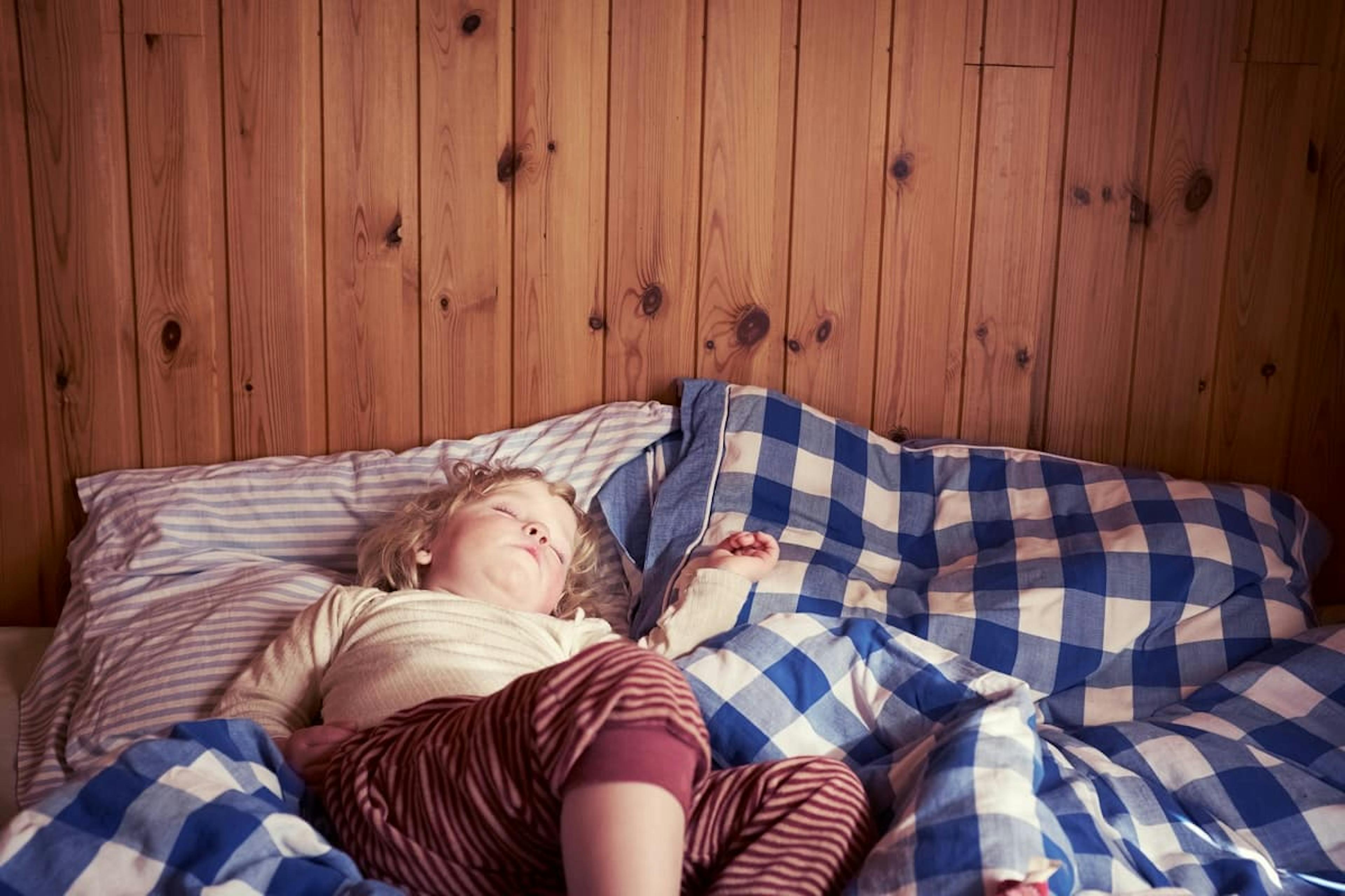 flicka sover i pyjamas
