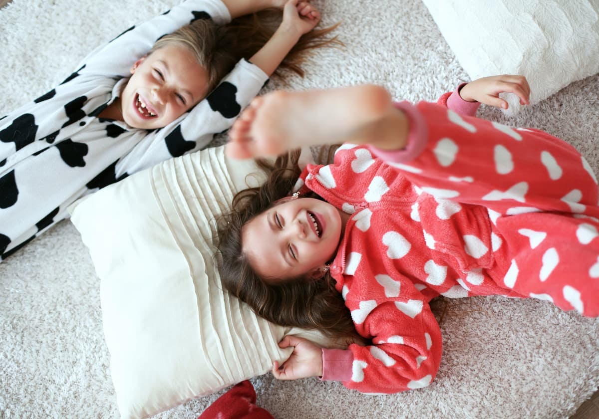 två barn i pyjamas