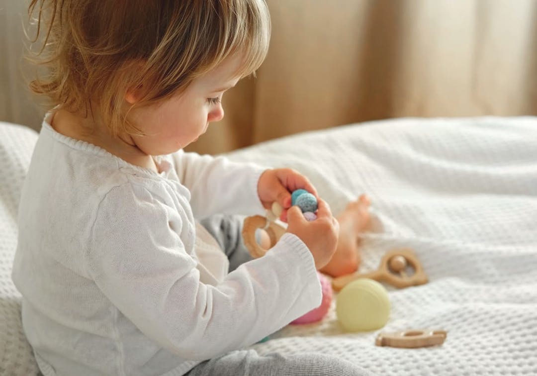 barn leker i sängen