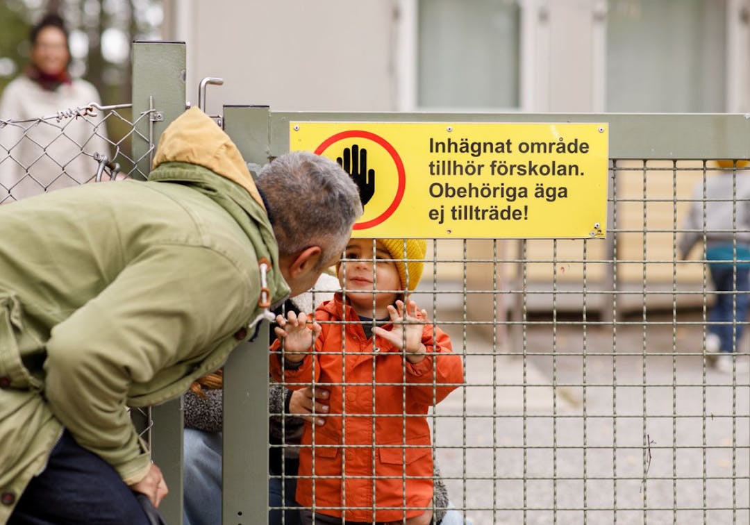 Pappa och barn framför förskolan