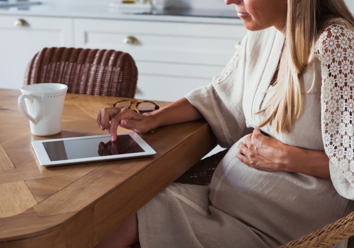 gravid kvinna vid bord