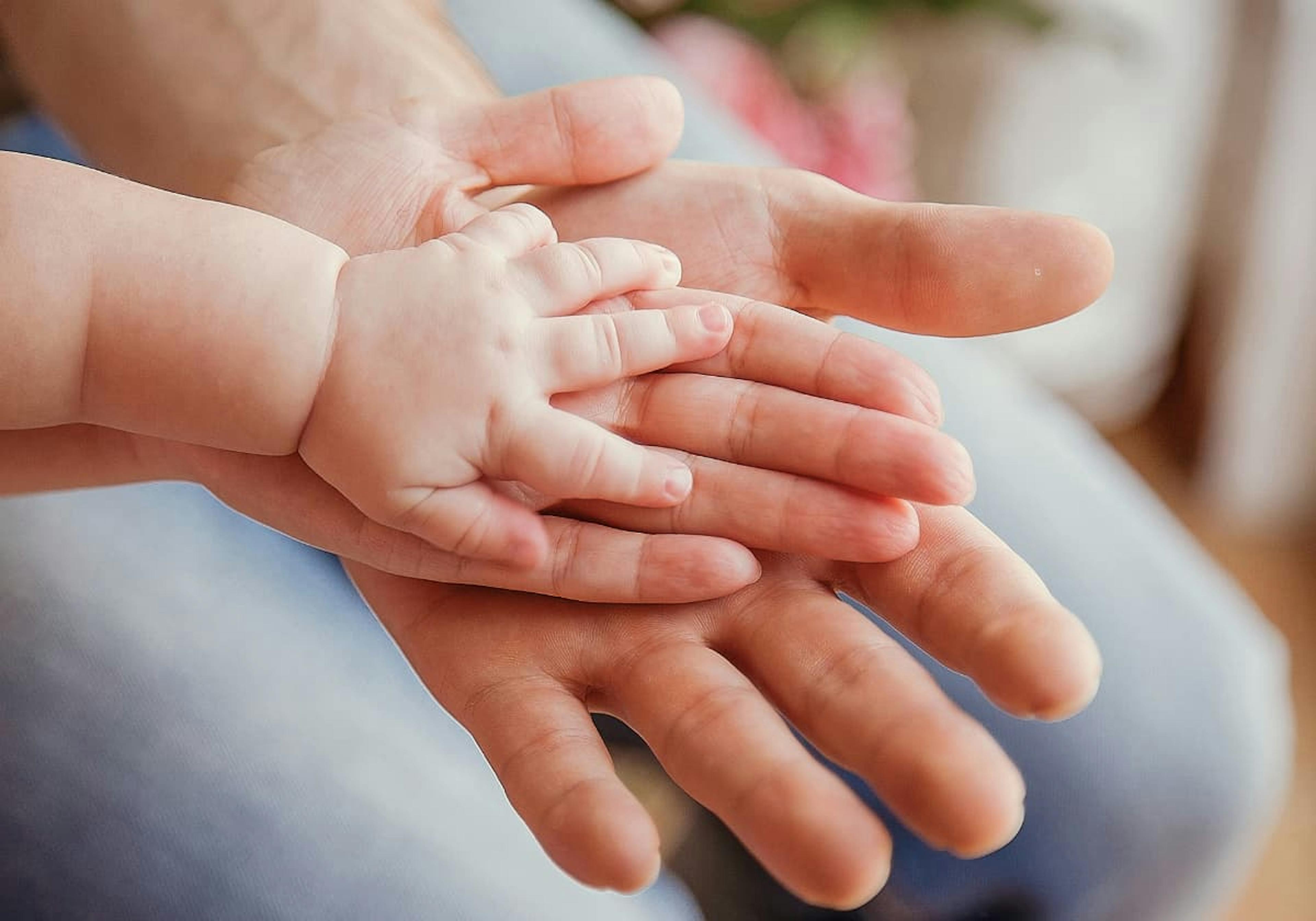 händer mamma pappa och barn