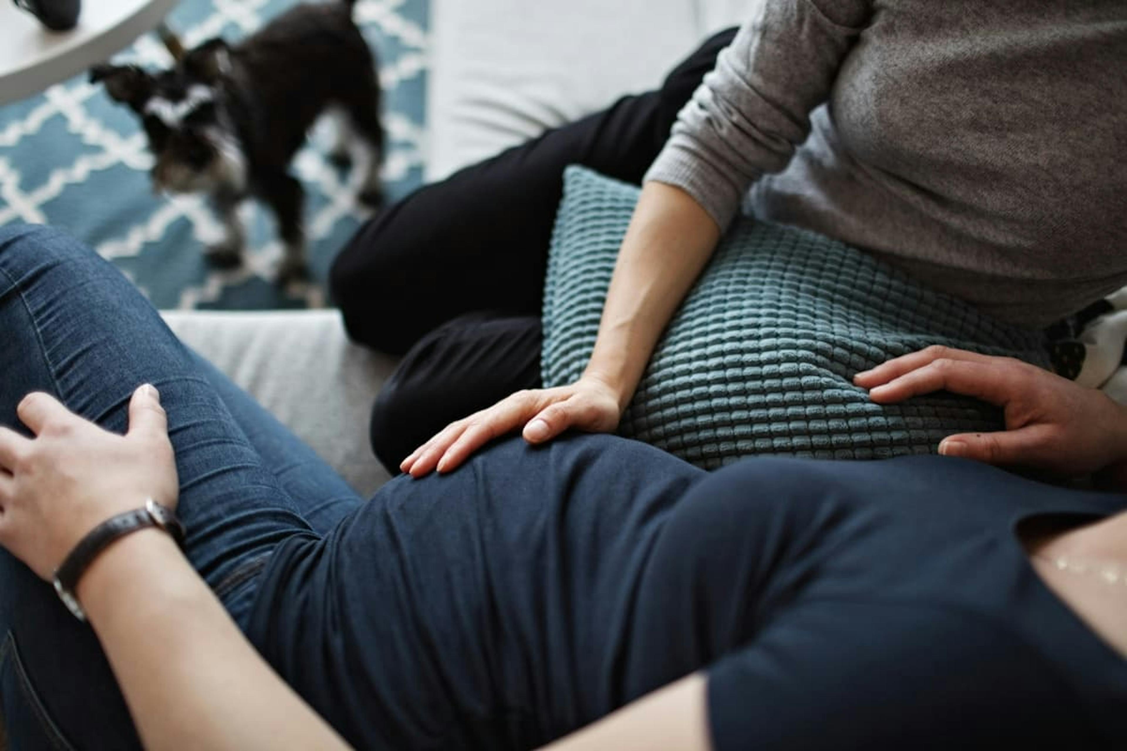 partners hand på gravid kvinnas mage