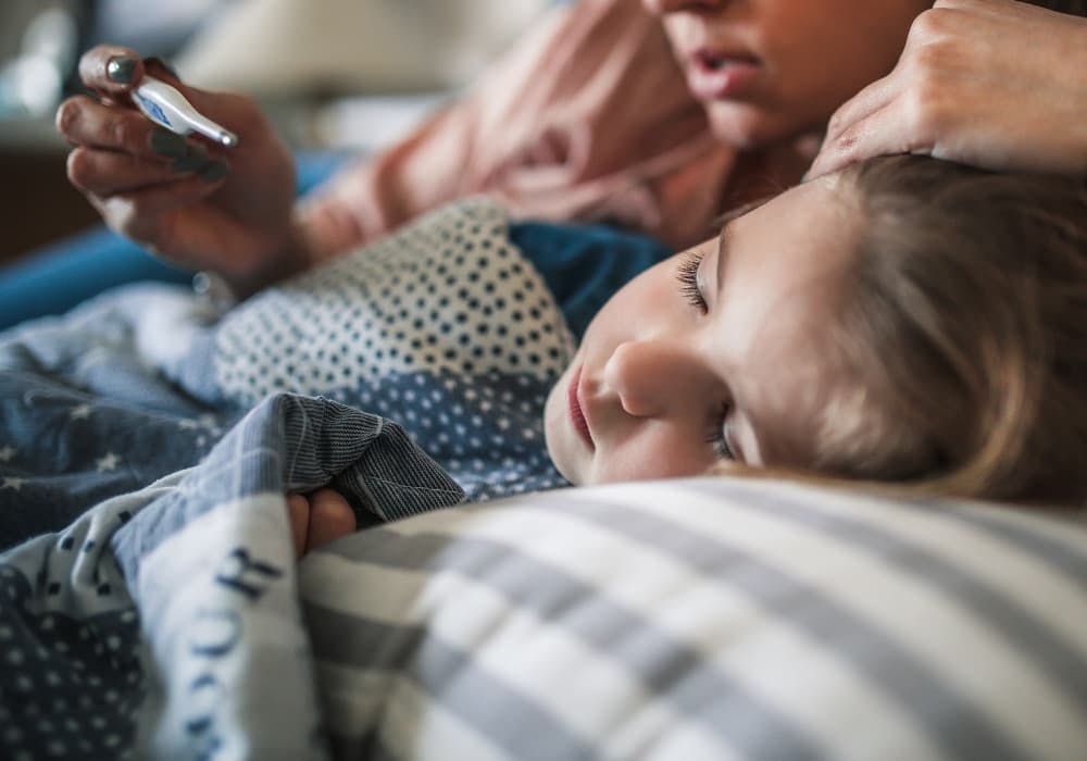 mamma tar febern på dotter