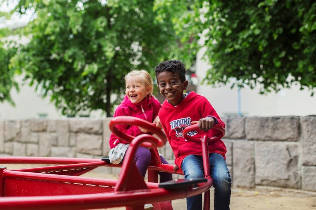 pojke och flicka leker på lekplats