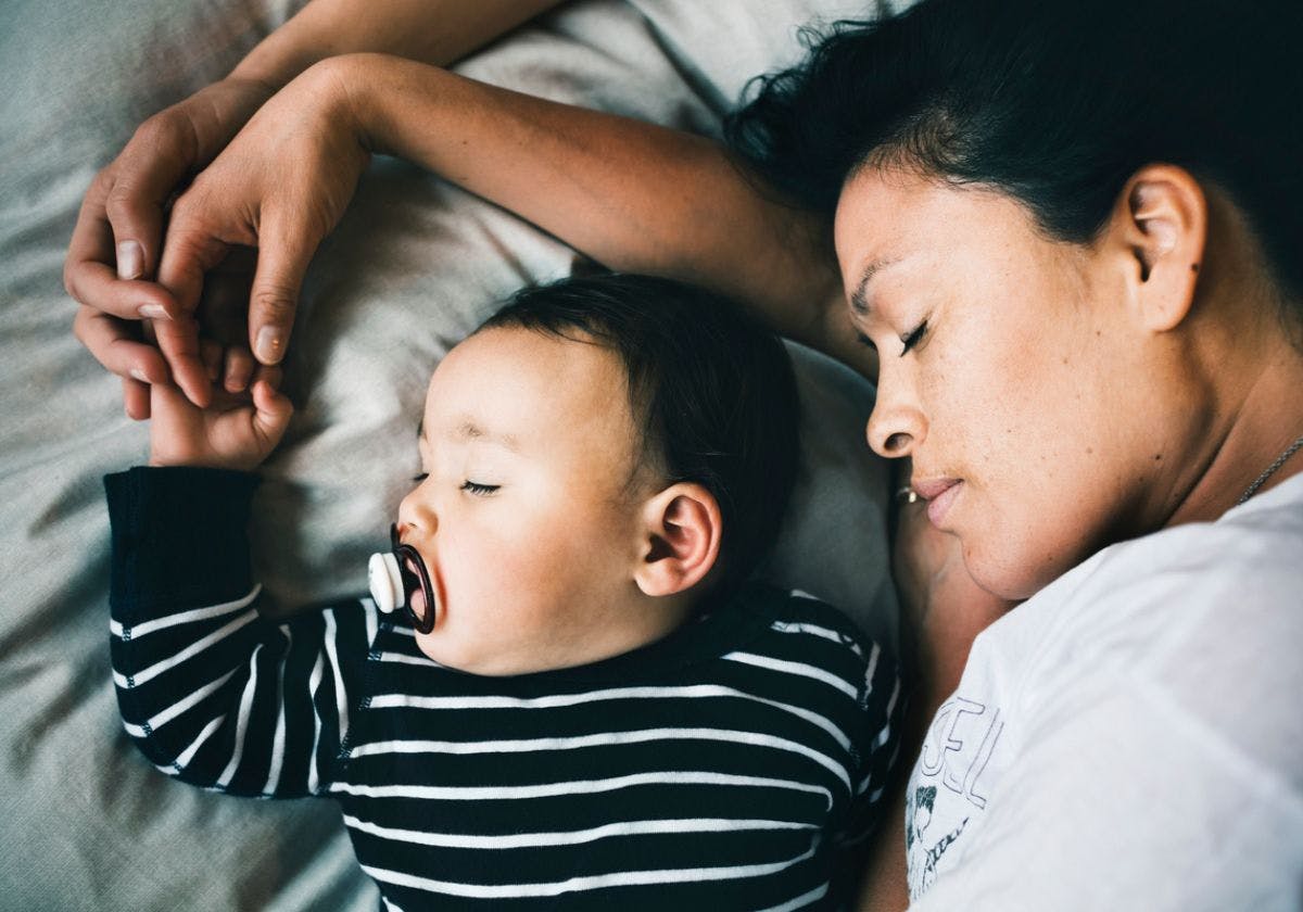 Barn och mamma sover