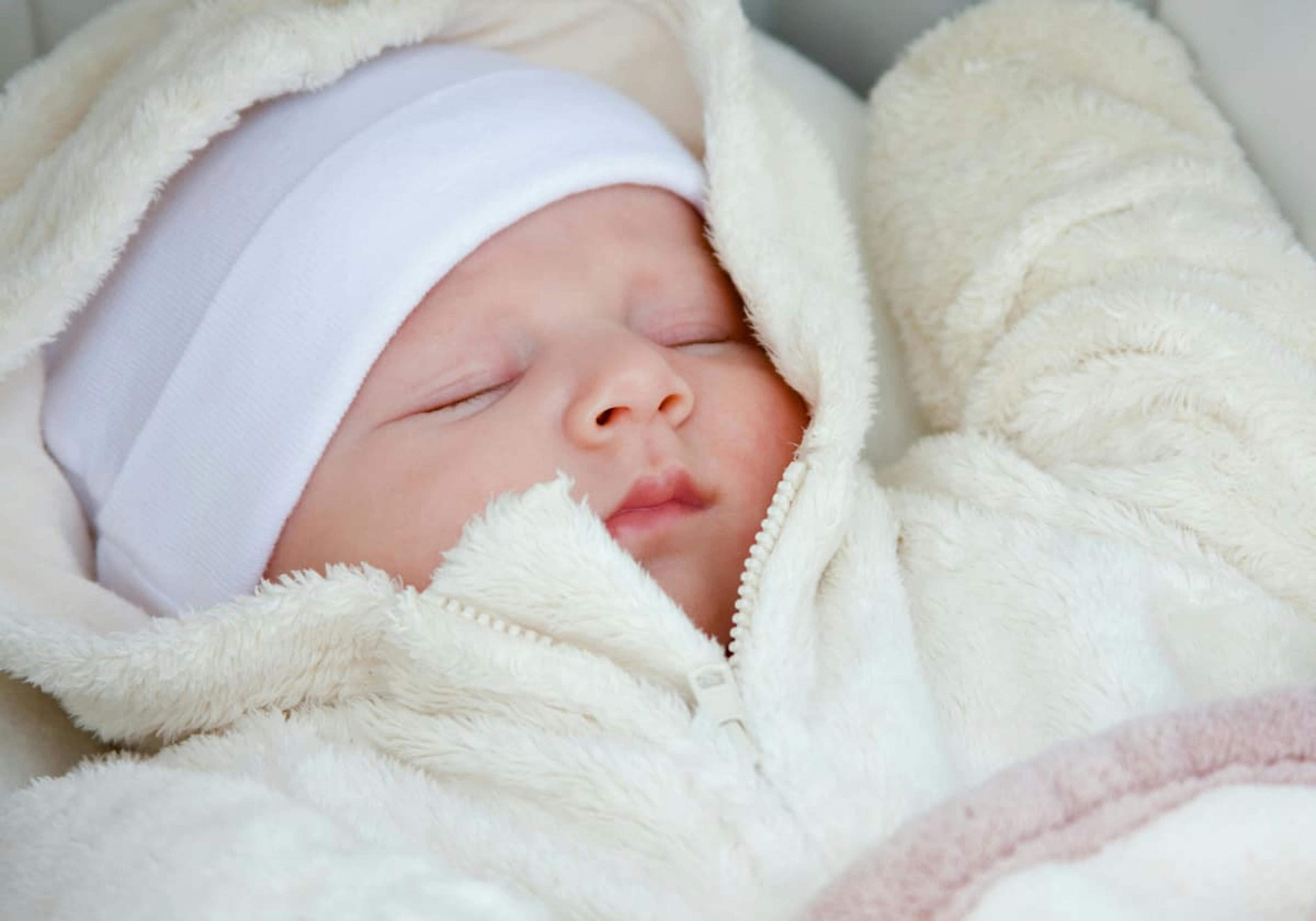 sovande bebis i overall