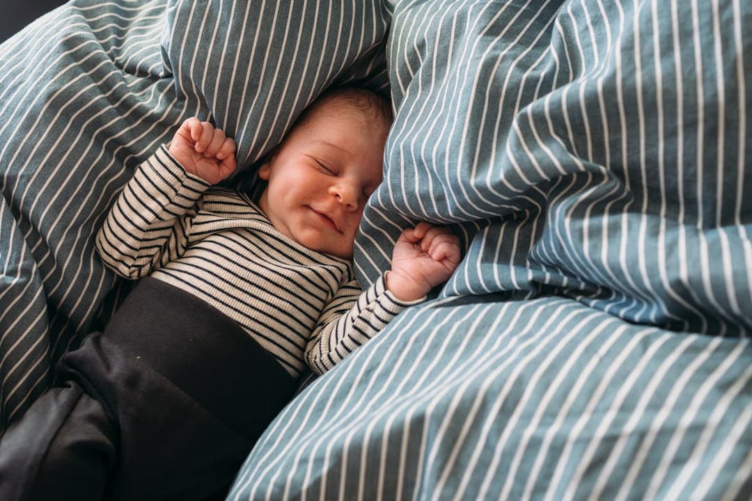 bebis ligger i sängen