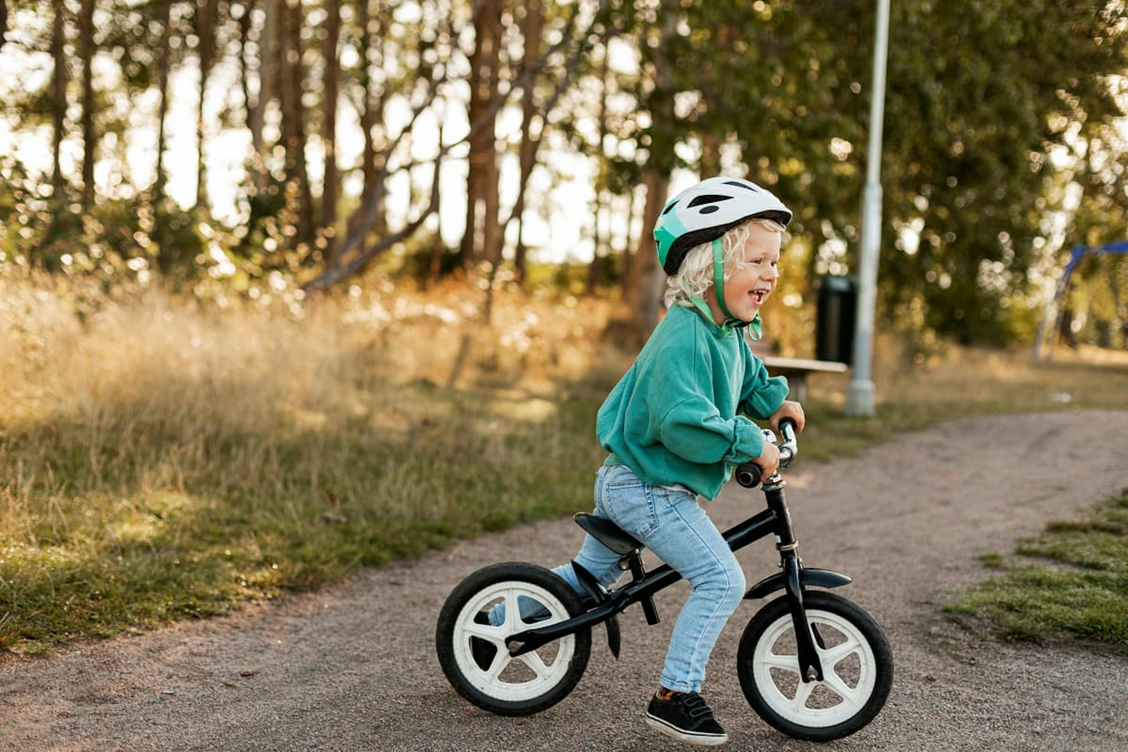 barn som cyklar