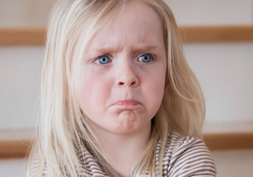 barn som putar med munnen