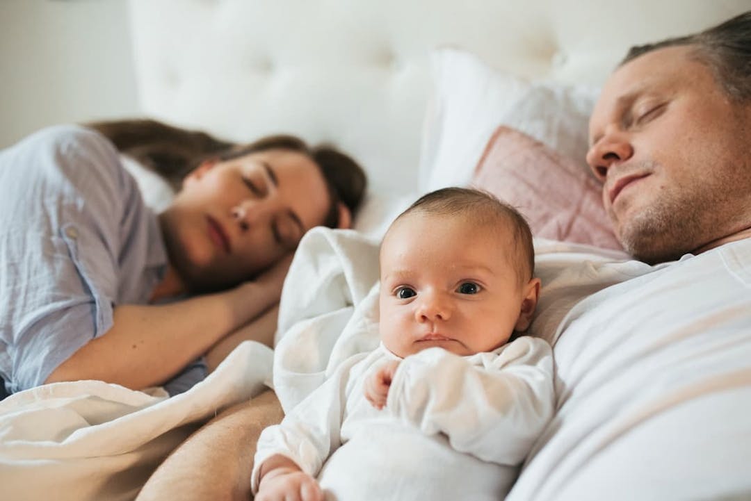 bebis vaken, mamma och pappa sover
