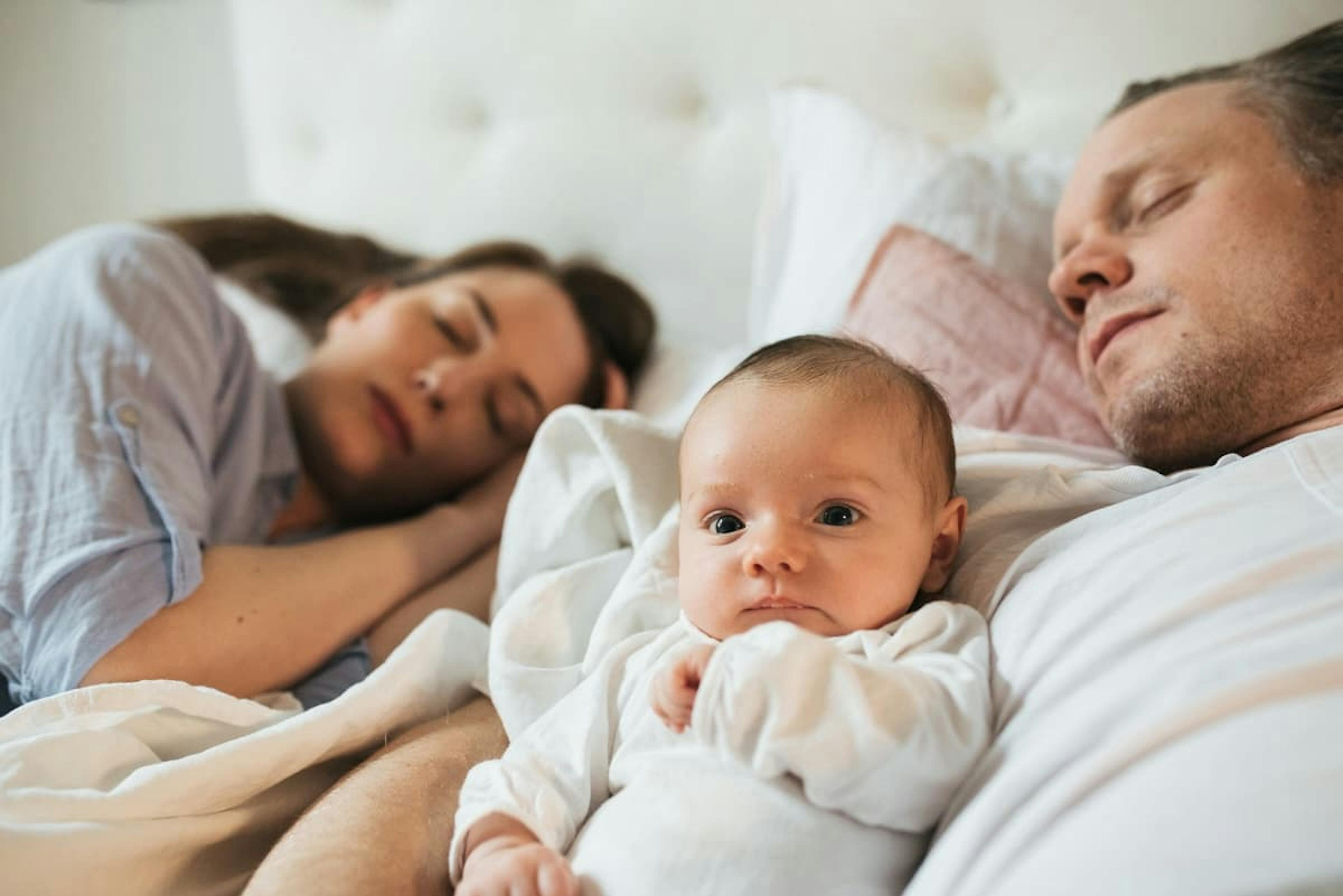 bebis vaken, mamma och pappa sover