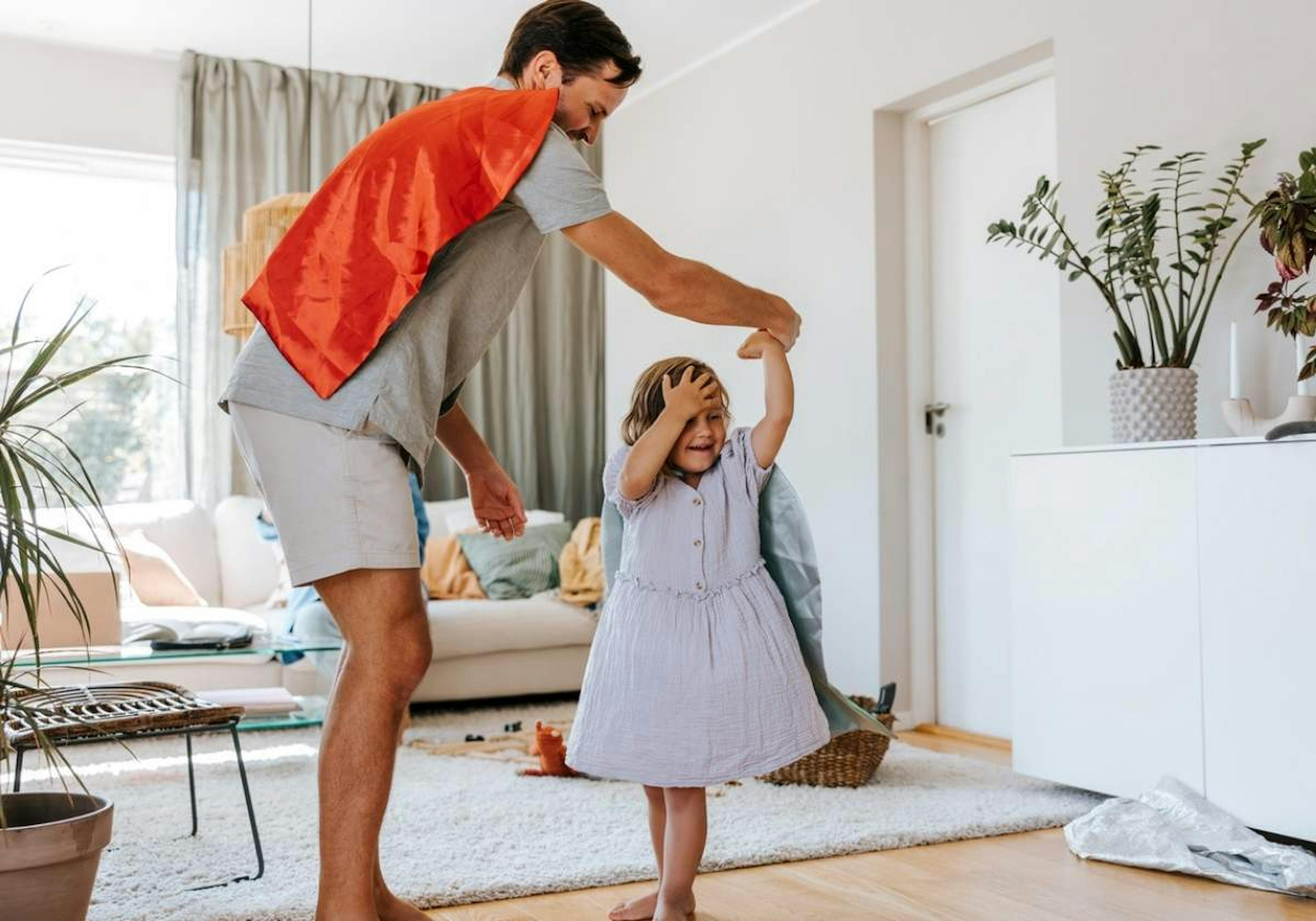 Pappa och dotter dansar 