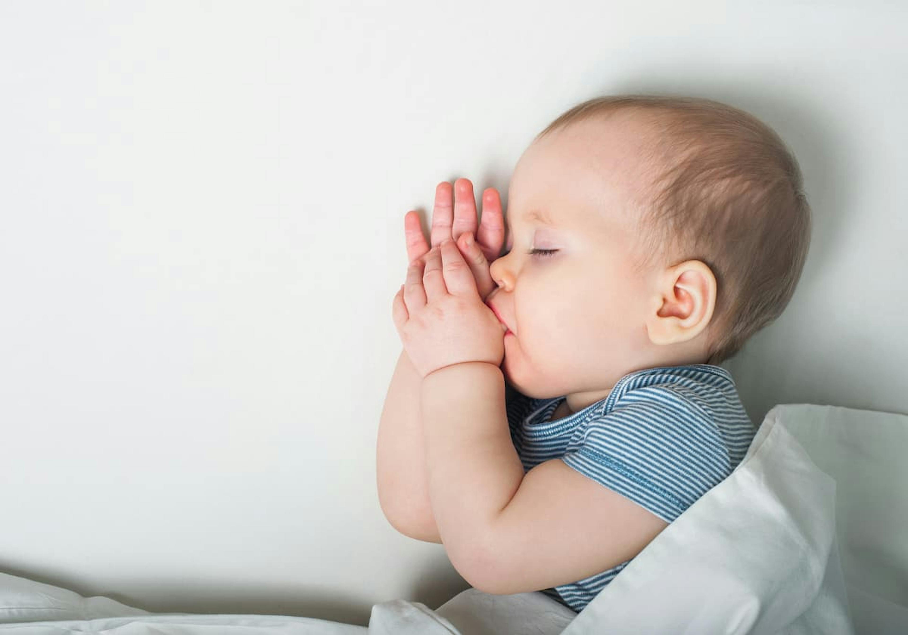 bebis sover med tummen i munnen