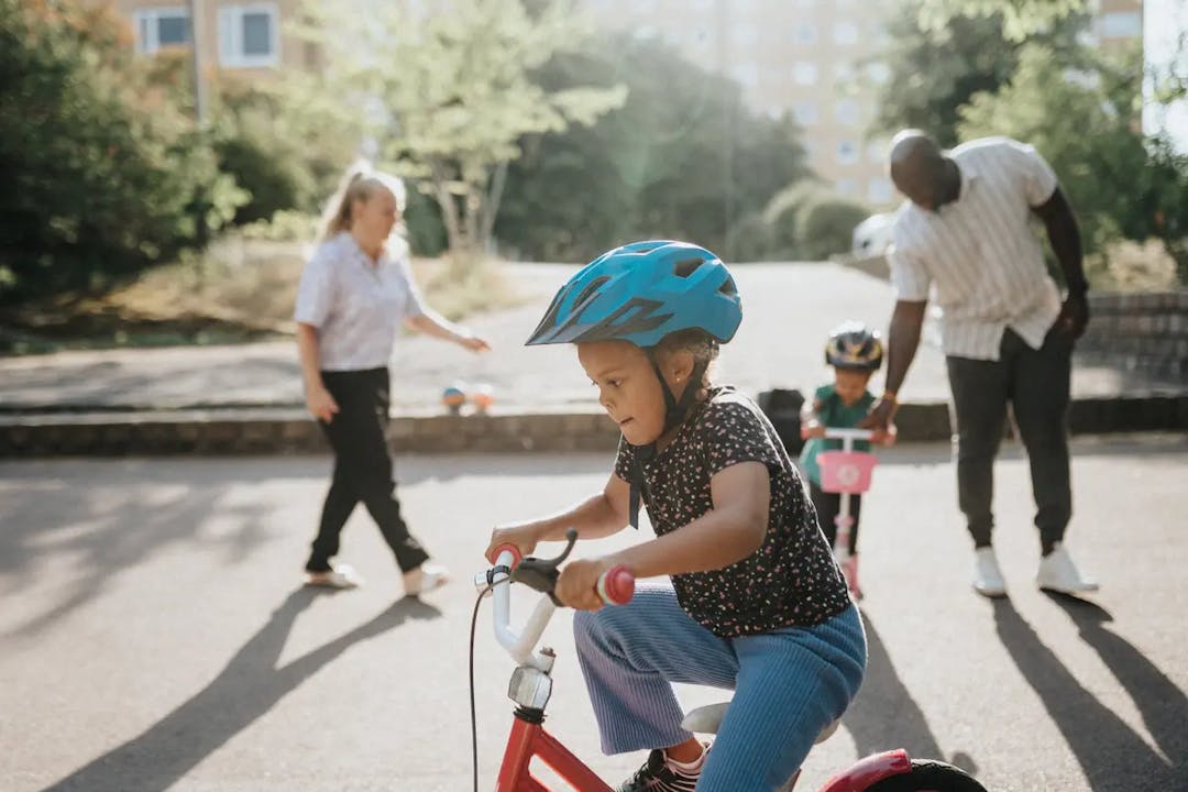 Barn som lär sig cykla
