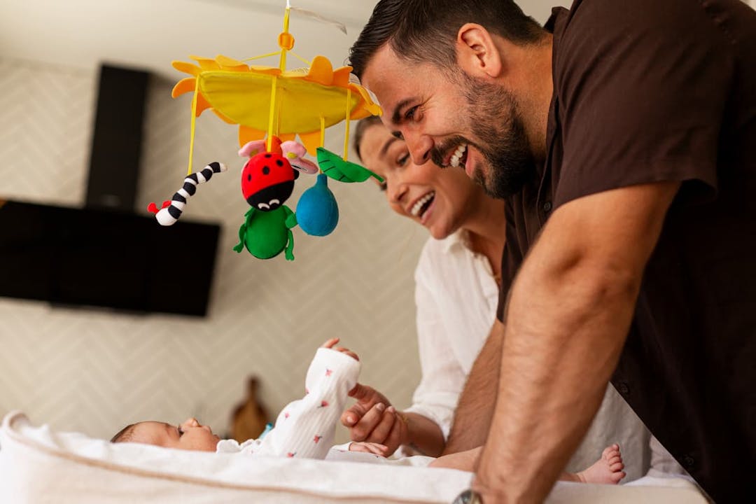 mamma och pappa leker med bebis