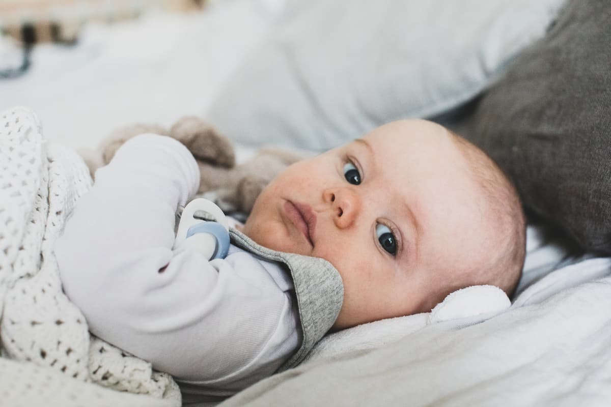 bebis i säng
