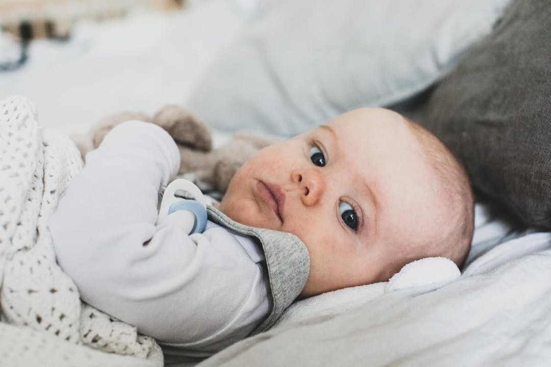 bebis i säng