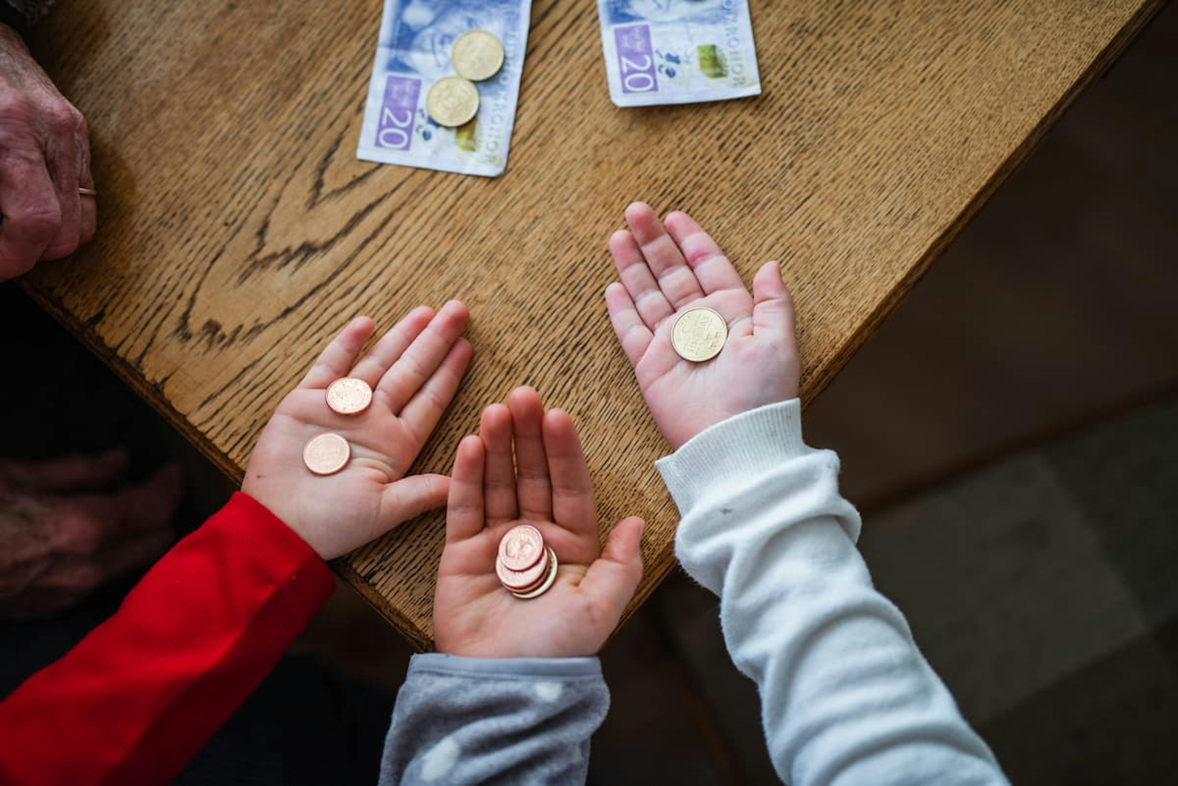 barn med mynt i händerna