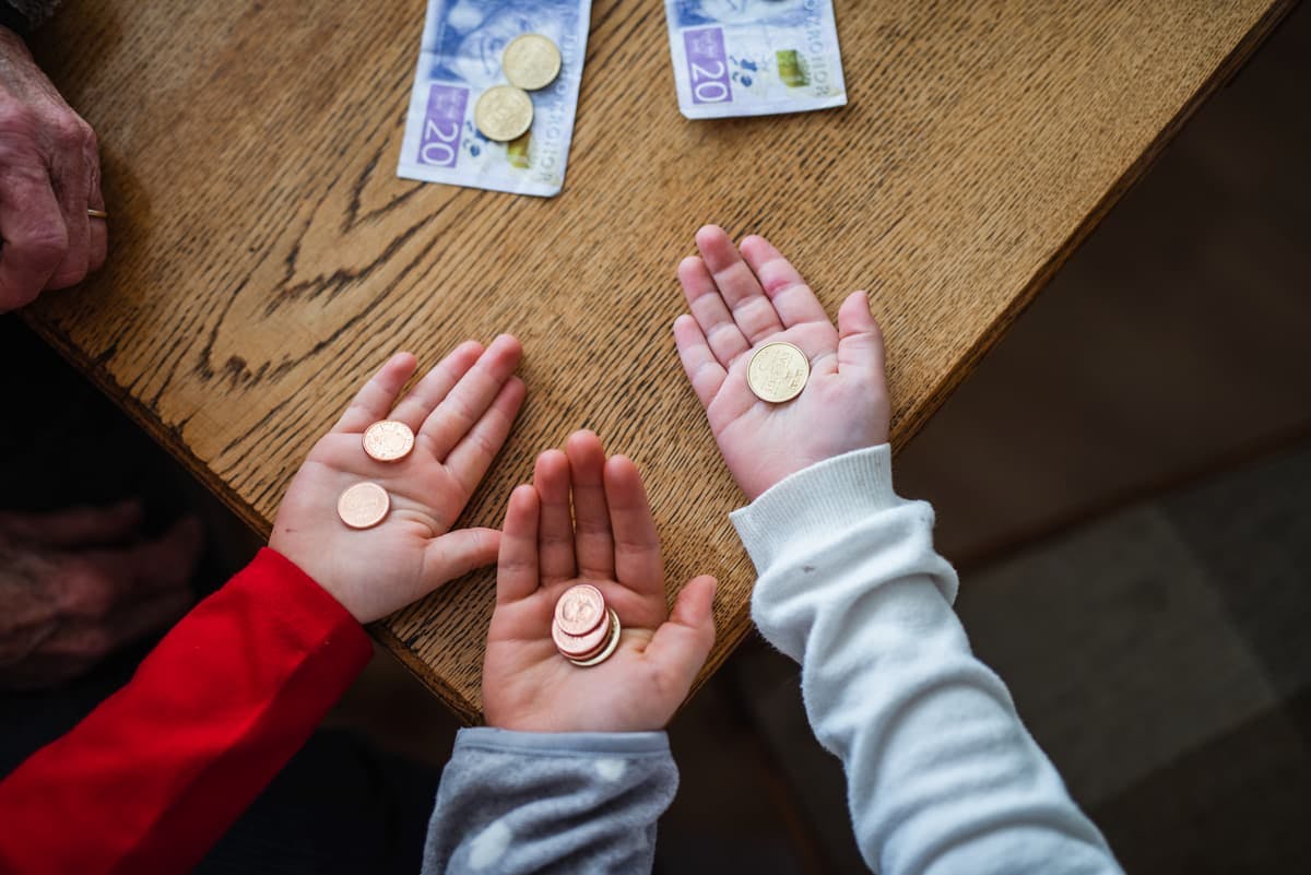 barn med mynt i händerna