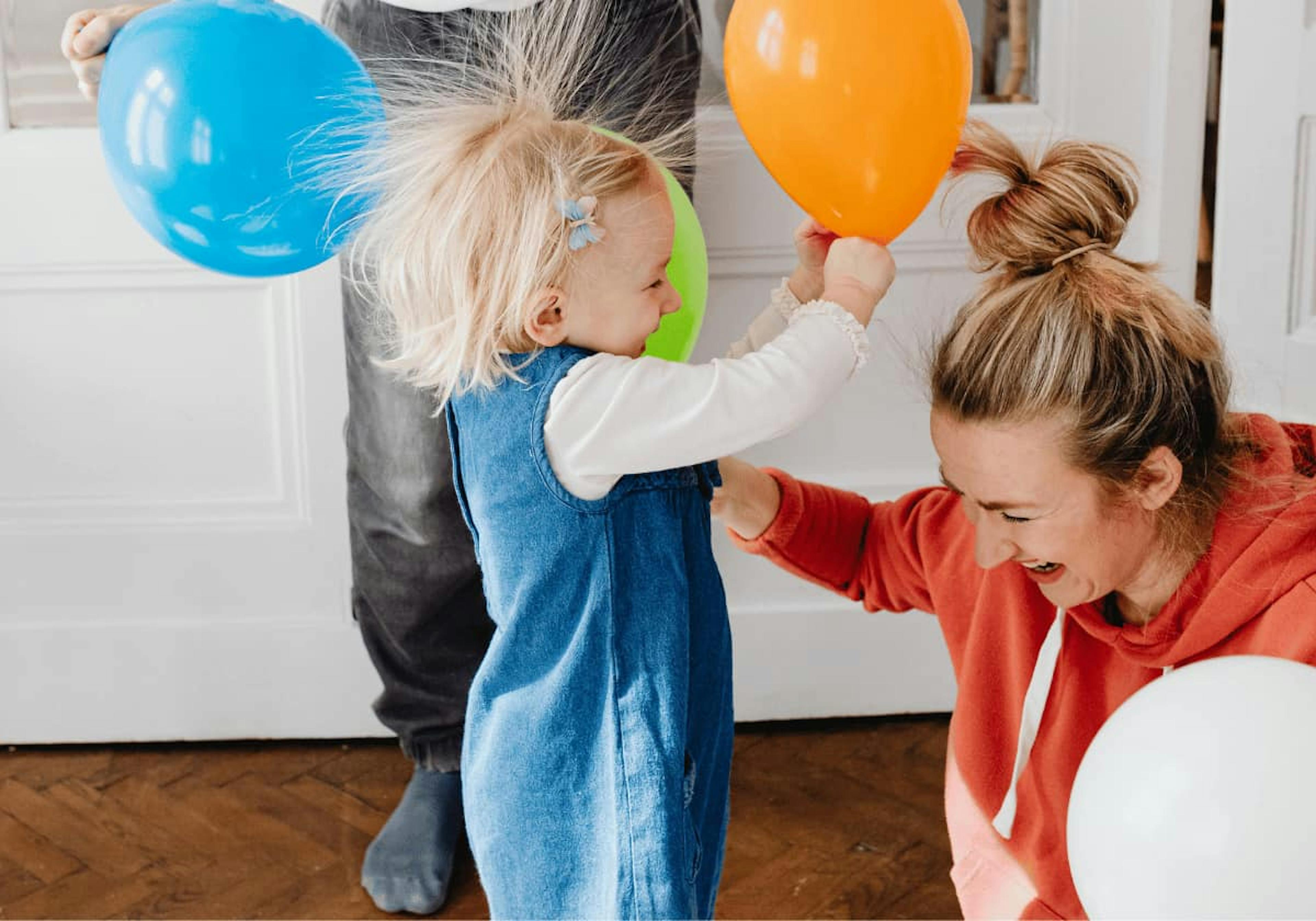 barn som leker med ballong