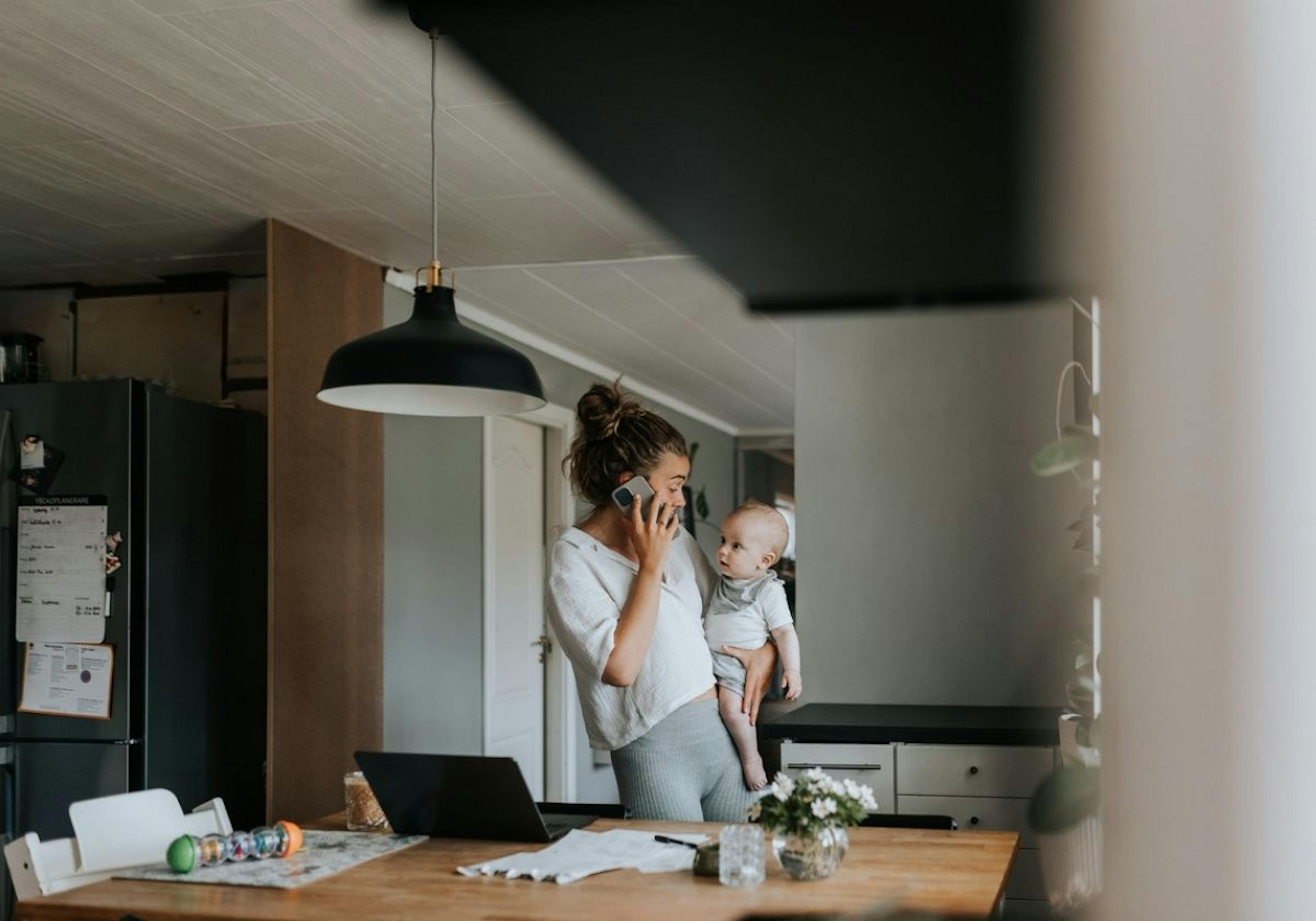 Mamma som pratar i telefon