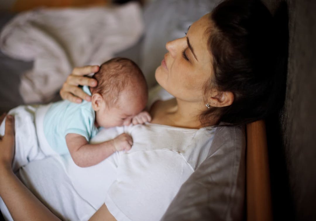 mamma med nyfödd bebis