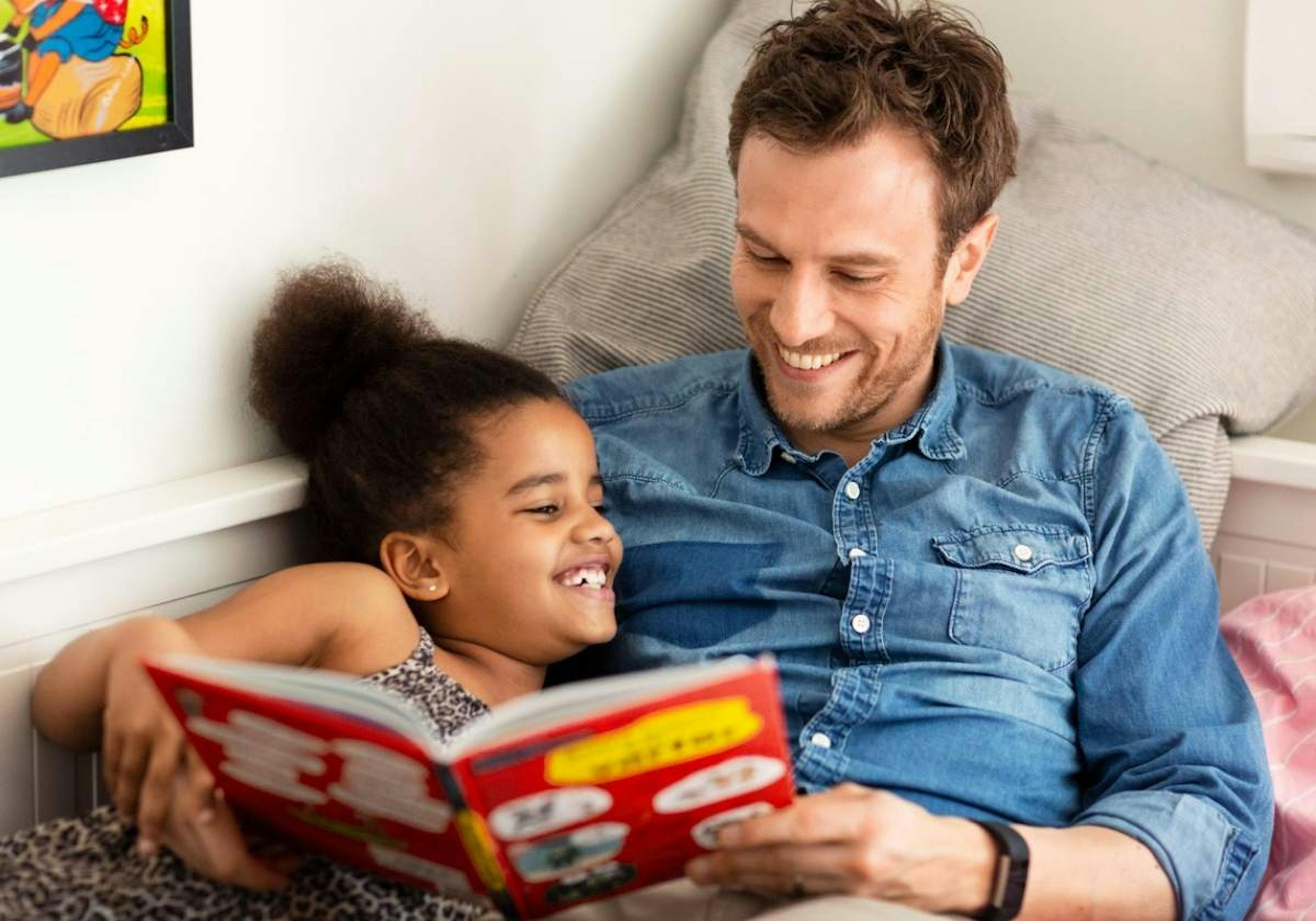 Pappa och dotter läser