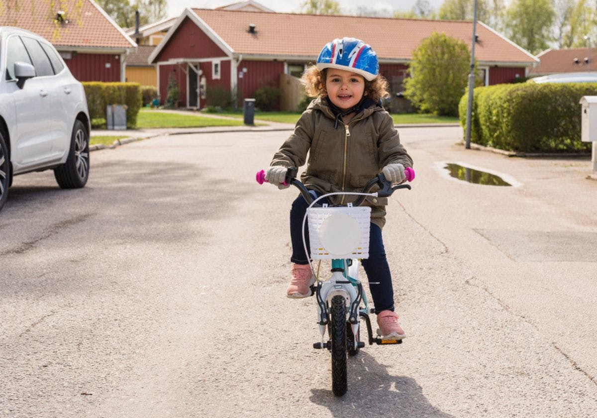 Barn som cyklar