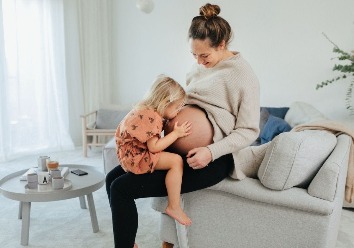 Gravid och dotter