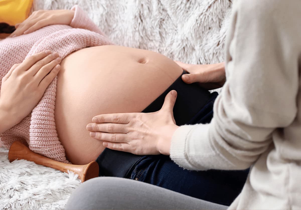 Doula. Hand och gravidmage