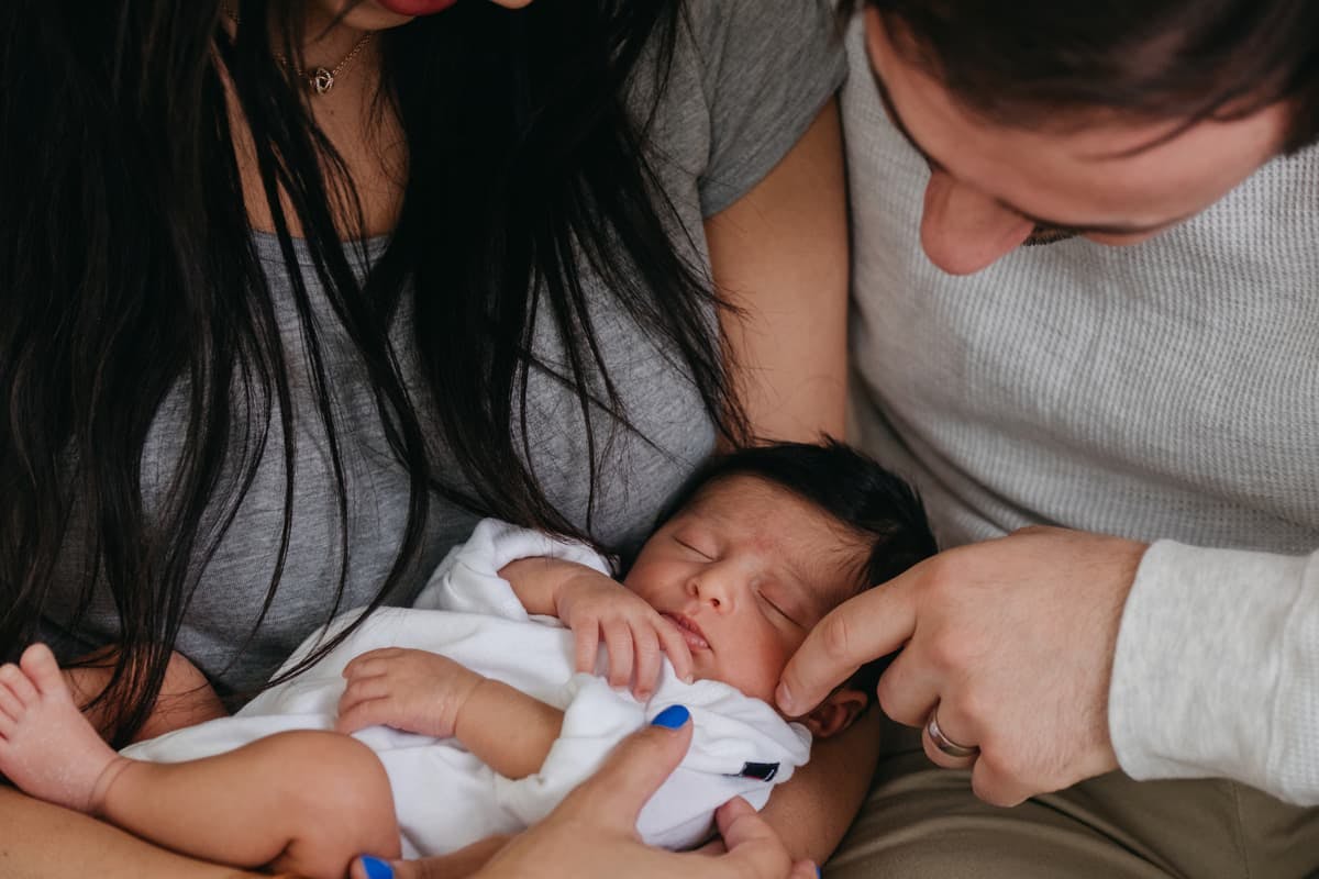 föräldrar med nyfödd bebis